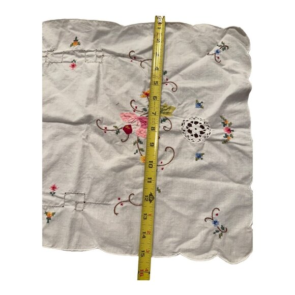 Vtg White Floral Embroidered Table Runner Scarf Scalloped Edges & Cutout Detaili - Picture 7 of 7